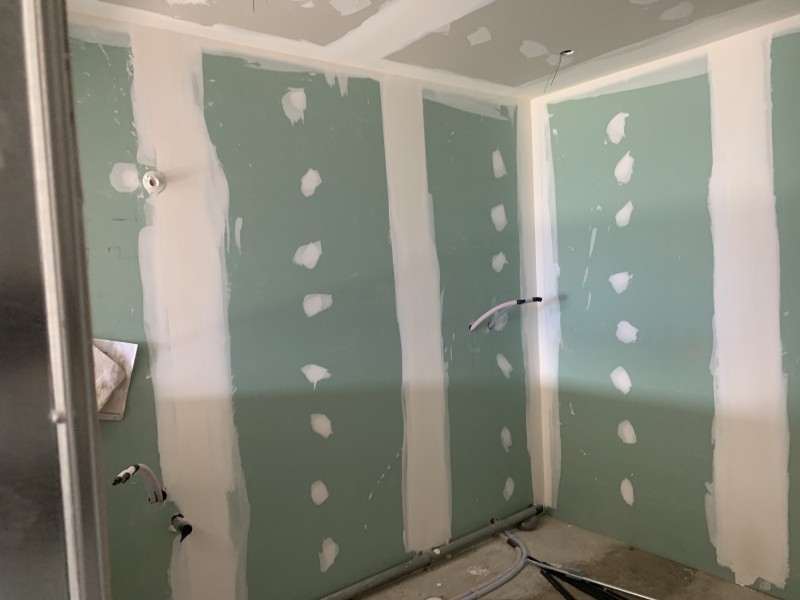 Optimisation thermique des murs avec GR32 et plafonds Placostil dans une maison à Saint-Genis-Pouilly