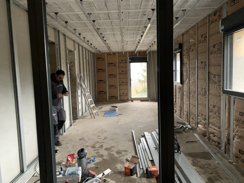 Optimisation thermique des murs avec GR32 et plafonds Placostil dans une maison à Saint-Genis-Pouilly