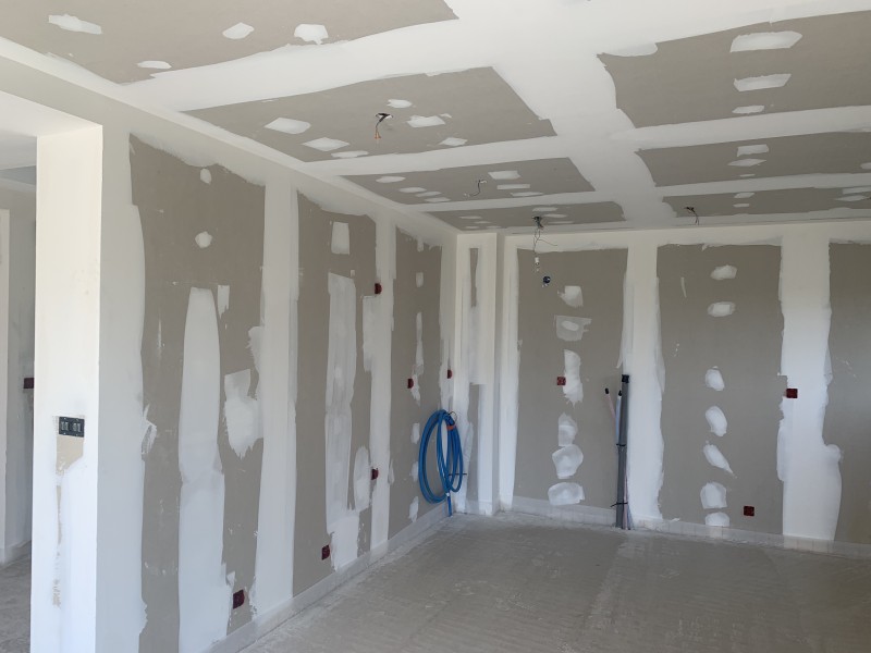 Optimisation thermique des murs avec GR32 et plafonds Placostil dans une maison à Saint-Genis-Pouilly