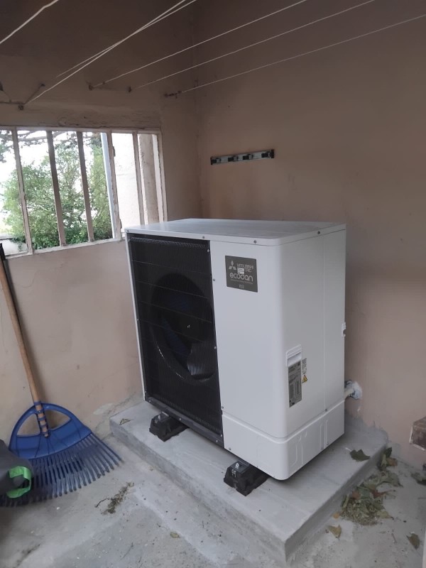 Remplacement d’une chaudière gaz par une pompe à chaleur Mitsubishi Zubadan avec VMC hygroréglable et habillage BA13 dans une maison à Lyon 4e