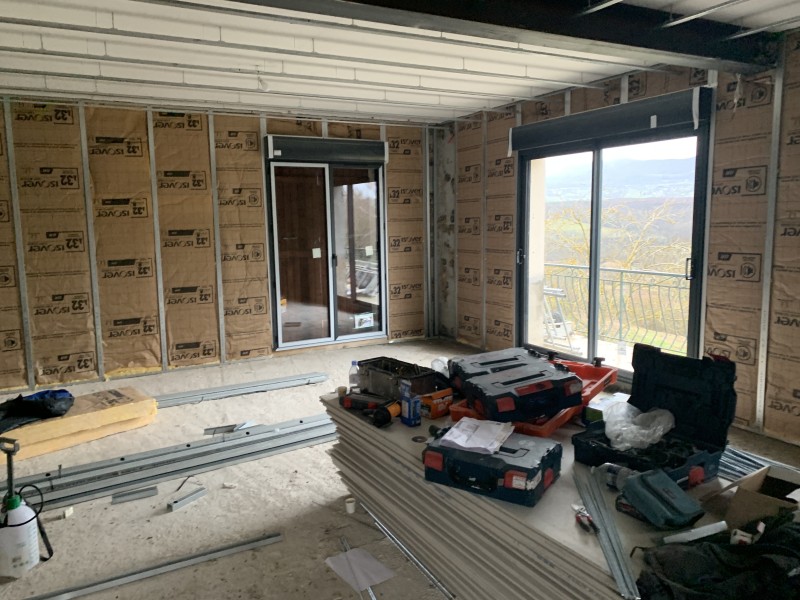 Optimisation thermique des murs avec GR32 et plafonds Placostil dans une maison à Saint-Genis-Pouilly