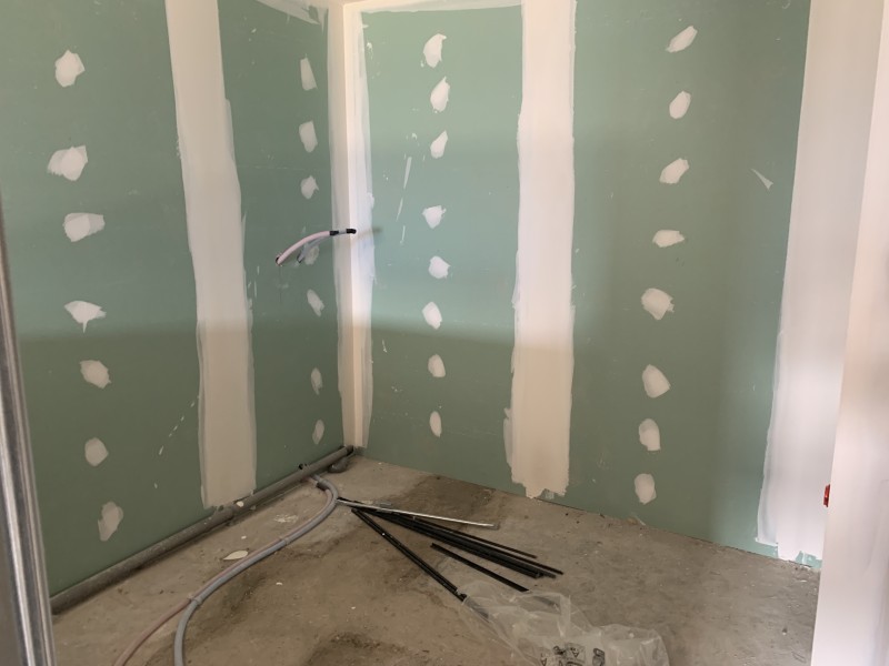 Optimisation thermique des murs avec GR32 et plafonds Placostil dans une maison à Saint-Genis-Pouilly