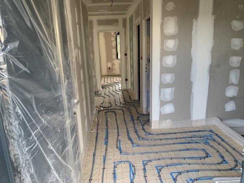 Installation d’un plancher chauffant sur 120 m² et d’une pompe à chaleur Daikin air/eau à Saint-Genis-Pouilly