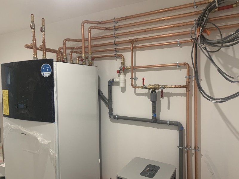 Installation d’un plancher chauffant sur 120 m² et d’une pompe à chaleur Daikin air/eau à Saint-Genis-Pouilly